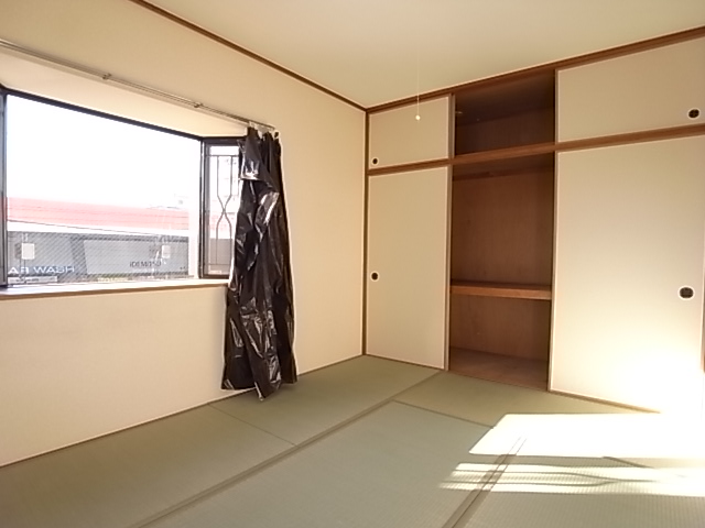 Other room space. Bright Japanese-style room with a bay window. Facing south in sunny. 