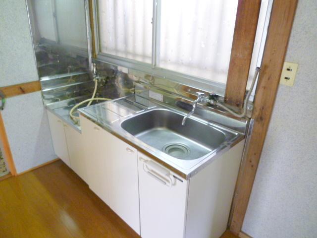 Kitchen. Gas stove installation Allowed, Clean sink