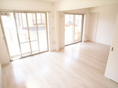 Living and room. It is very sunny rooms ☆