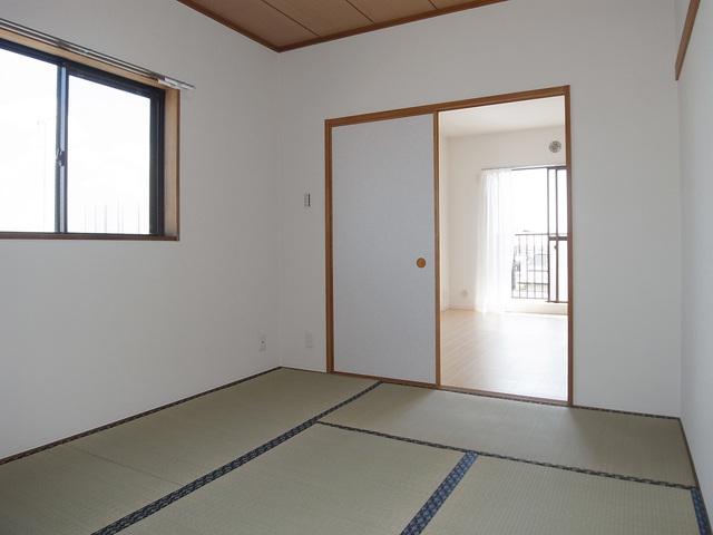 Non-living room. Tatami mat replacement, Sliding door re-covered already. We all rooms Cross re-covering