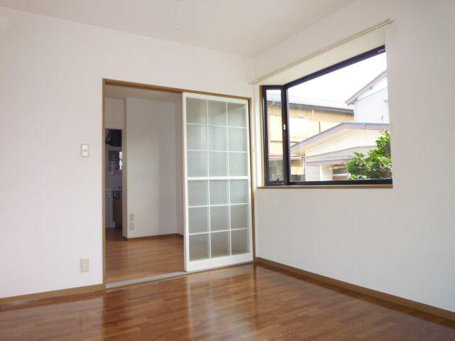 Other room space. It is bright with large windows. 