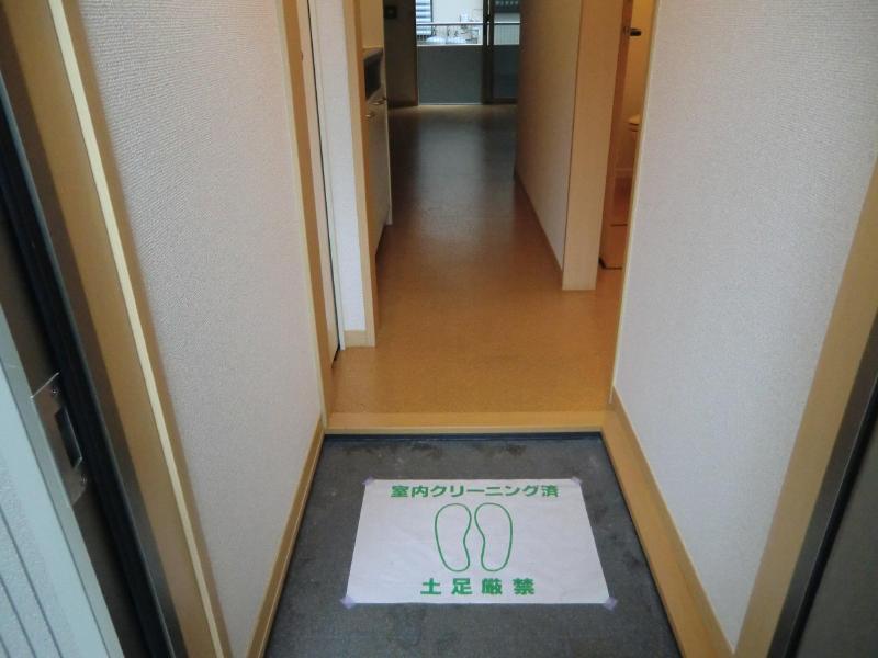 Entrance. Entrance is If you do not clean because it is the face of the room