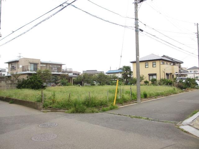 Local land photo. There is no building conditions. It is a 2-phase subdivision of two-compartment of 49 square meters, including the southwest corner lot. 