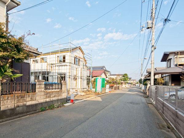 Local photos, including front road. Overall