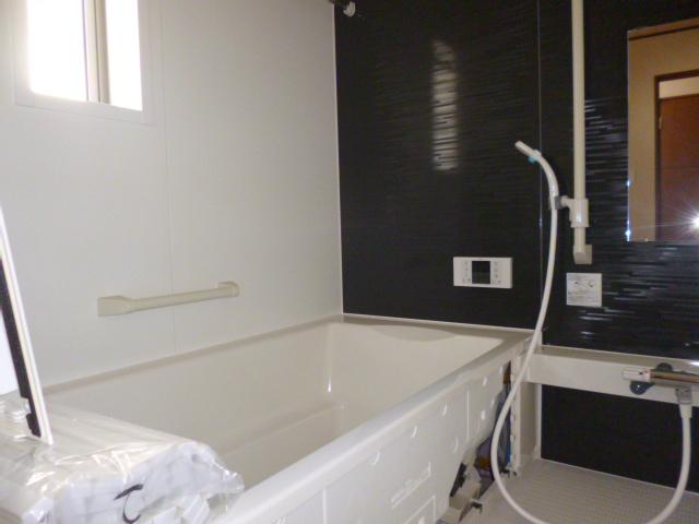 Bathroom. 5 Building