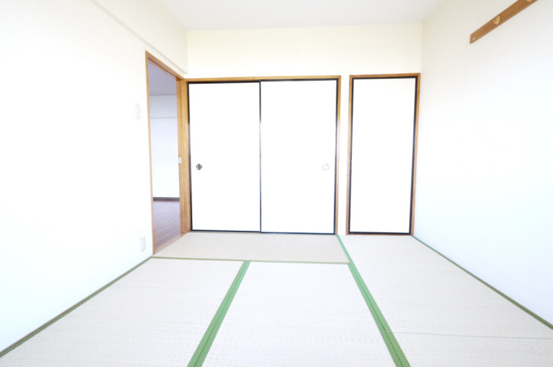 Living and room. It's calm tatami rooms