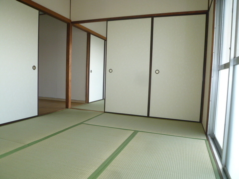 Living and room. Japanese-style room 6 tatami