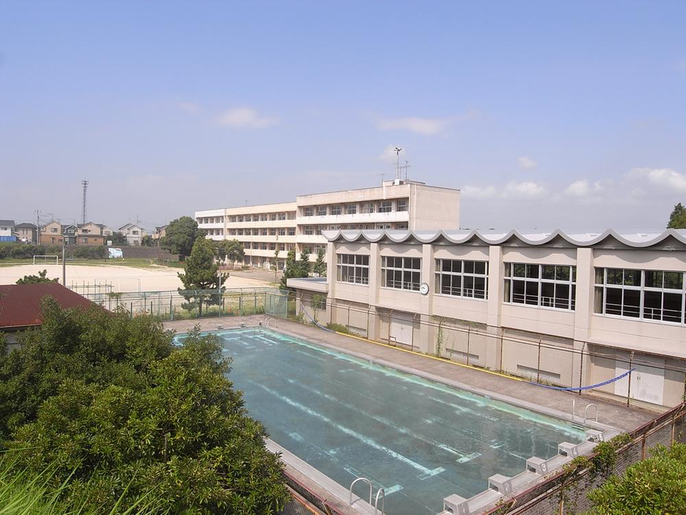 Primary school. Shibayama Nishi Elementary School up to 100m