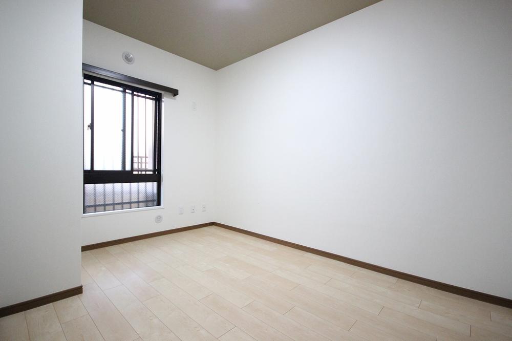 Non-living room. Windows Liu, It is bright space