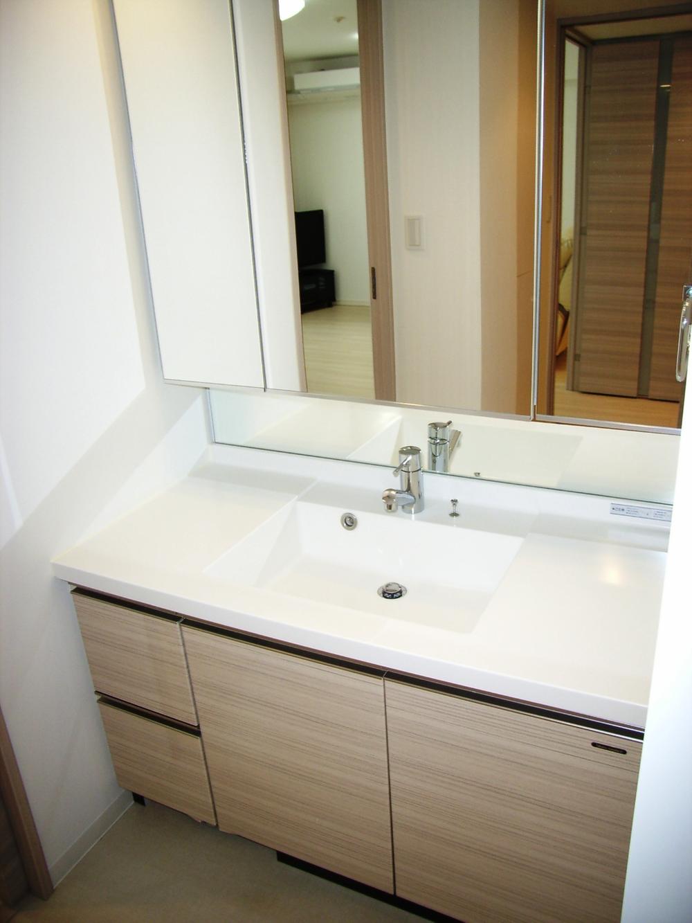 Wash basin, toilet. Washroom