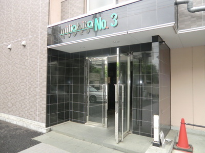 Entrance. Auto lock-conditioned entrance