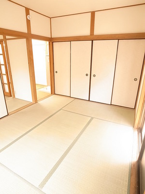 Living and room. I think you calm the Japanese-style room