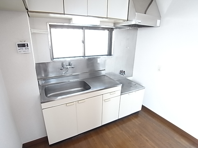 Kitchen. Bright kitchen two-burner gas stove can be installed. (It is a photograph of a different room)