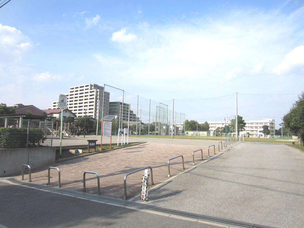 park. Natsumidai until the neighborhood park is adjacent to the 300m Natsumidai elementary school (170m)