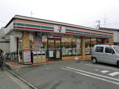 Convenience store. 500m to Seven-Eleven (convenience store)