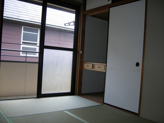 Other room space. There is also a Japanese-style room. 