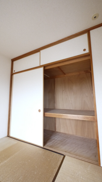 Receipt. Closet of the Japanese-style room will enter firmly the futon and luggage