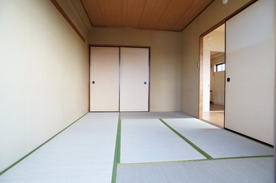 Living and room. It is settle tatami rooms.