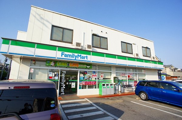 Convenience store. 600m to Family Mart (convenience store)