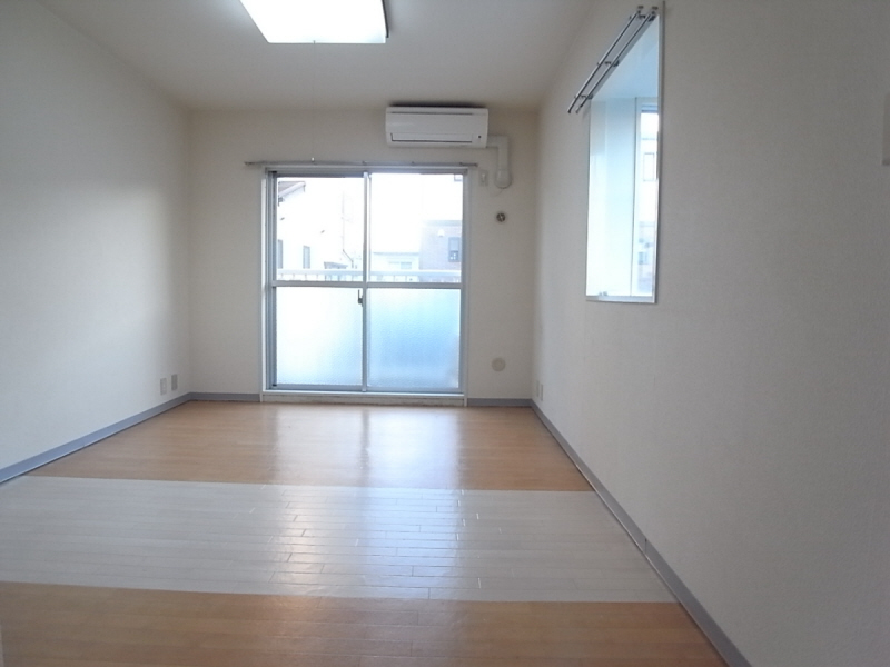 Living and room. Bright living room facing south! It is life-friendly environment