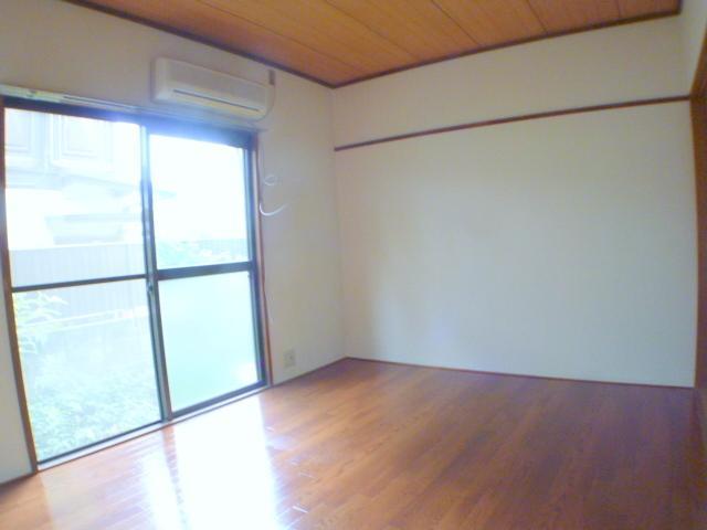 Living and room. It is air-conditioned Western-style