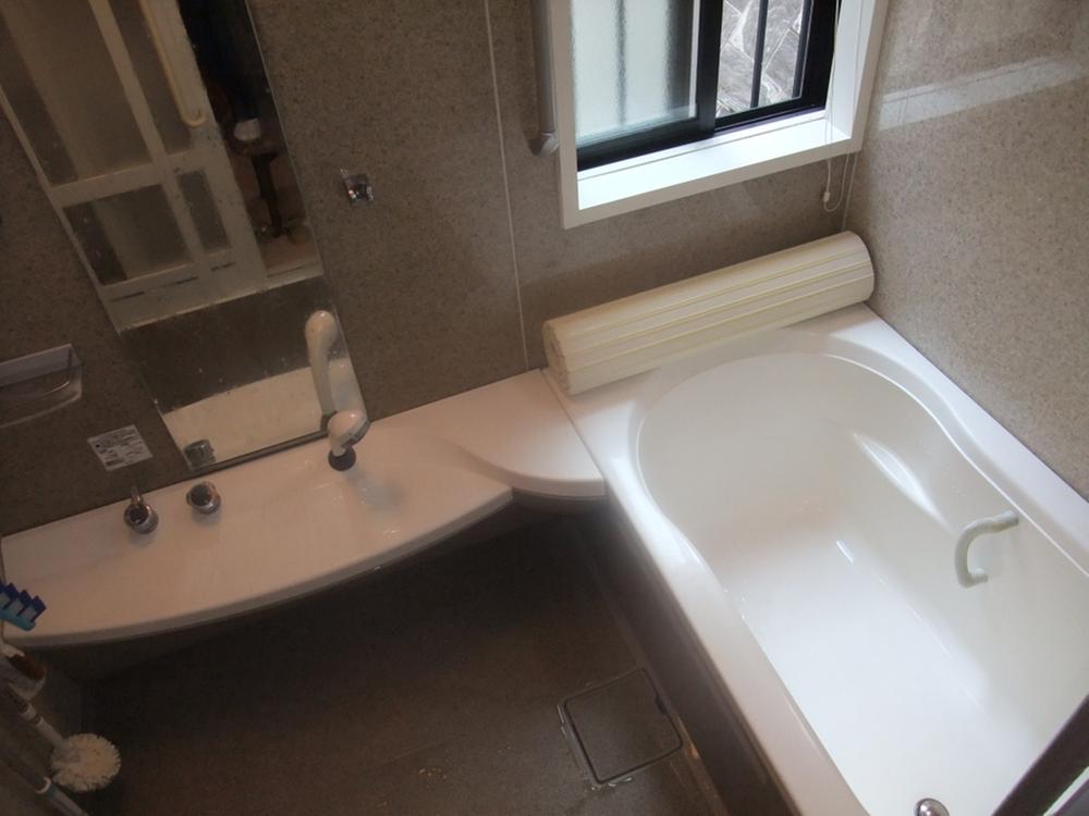 Bathroom. Spacious bathroom can also enjoy sitz bath
