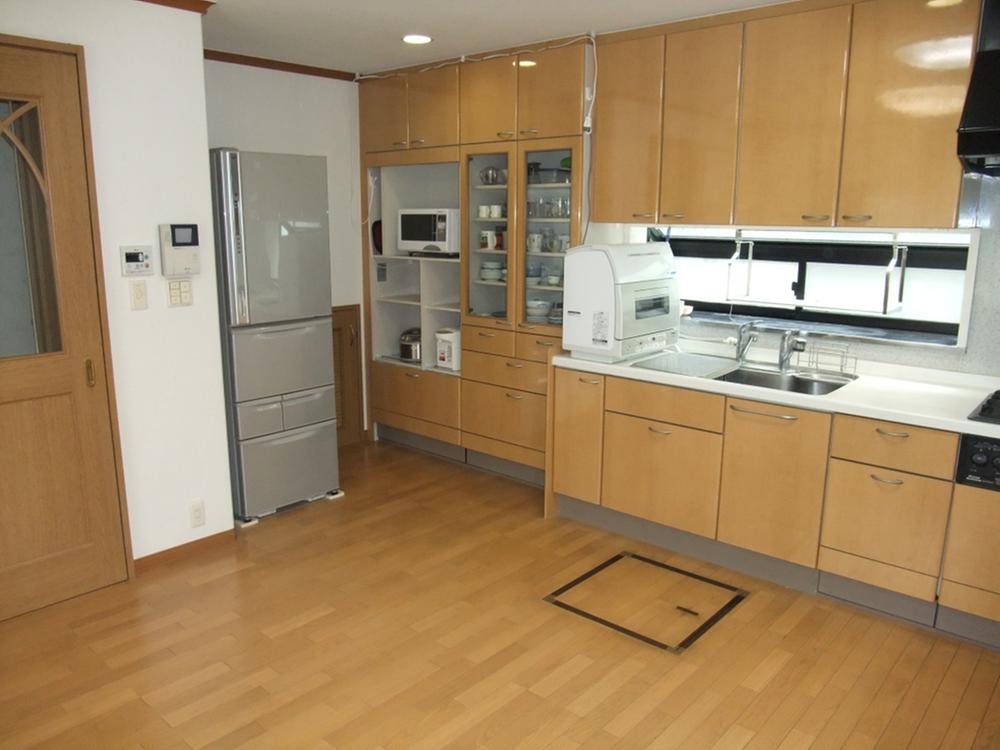 Kitchen. Consumer electronics storage is also located convenient!