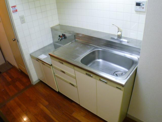 Kitchen. 2-neck is a gas stove can be installed