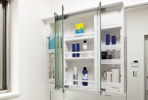 Other Equipment. Ensure Maeru storage space such as cosmetics on the back side of the mirror. At the bottom of the three-sided mirror, Since the child mirror are placed and easy to use child also convenient. (Same specifications)