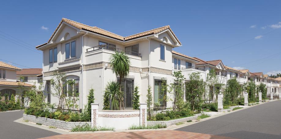 Local photos, including front road. Large house to enjoy the family time, Wide range of generations can live comfortably "Proud season Takanedai Park View Terrace". Bright and easy to live permanent residence of the stage is the birth. (Local district average photo)