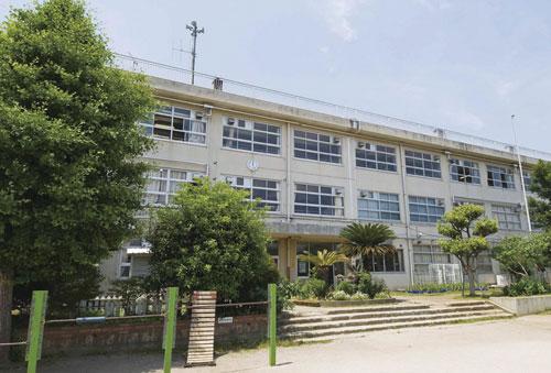 Primary school. Takanedai 820m until the second elementary school