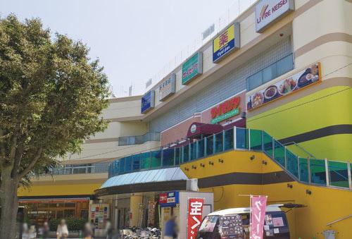 Shopping centre. Until Epoca Takanedai 450m