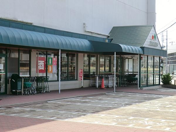 Supermarket. Maruetsu 800m Maruetsu super to super