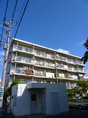 Building appearance. It is conveniently located a 12-minute walk from Nishi-Funabashi Station.