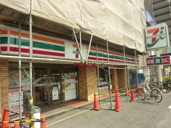 Convenience store. Seven-Eleven (convenience store) up to 100m