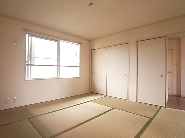 Living and room. Breadth of Japanese-style double bed is leisurely put.