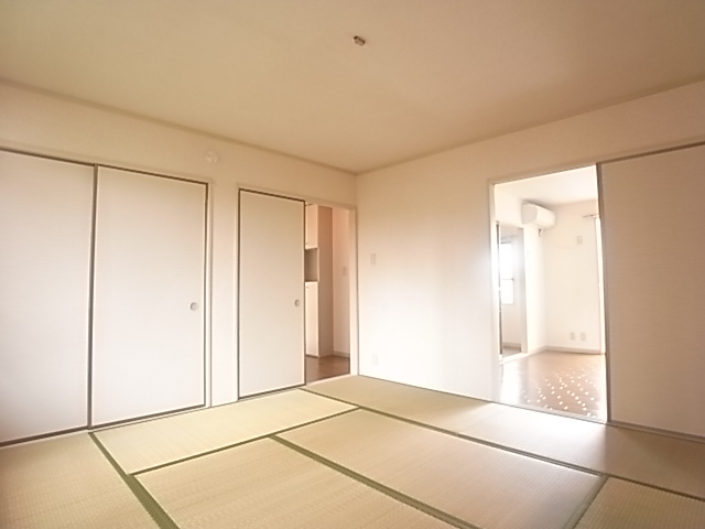 Other room space. Because it is a corner room Japanese-style room with a bay window.