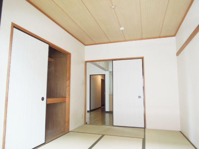 Living and room. Space to settle down ・ Japanese-style room 6 quires ・ Day is good