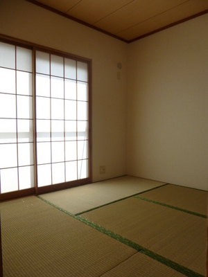 Living and room. Japanese-style room 6 quires ☆ Also comes with storage