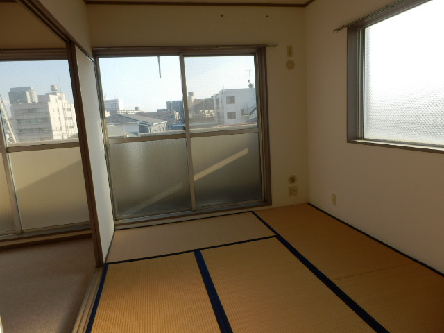 Living and room. It is entrance.