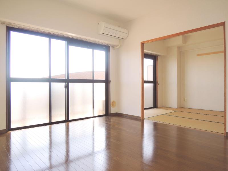 Living and room. It is a bright room with large windows. 