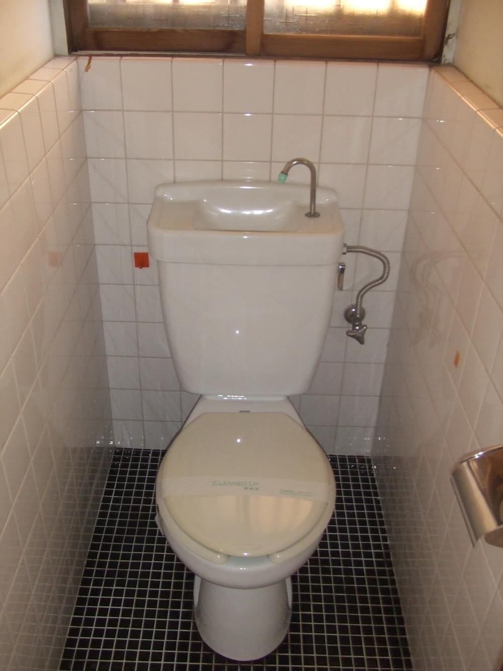 Toilet. Indoor (11 May 2013) Shooting