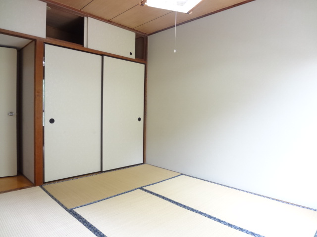 Living and room. Japanese-style room 6.0 quires (entrance side) closet ・ Upper closet Yes tatami ・ FusumaChokawa, Cross Chokawa