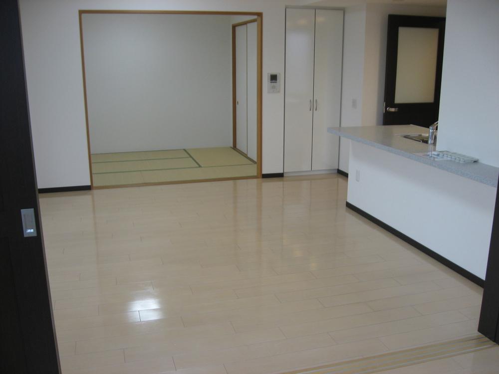 Living. Since the living and Western-style 6-mat is turned Tsuzukiai you may get the feeling of opening keep open the sliding door.