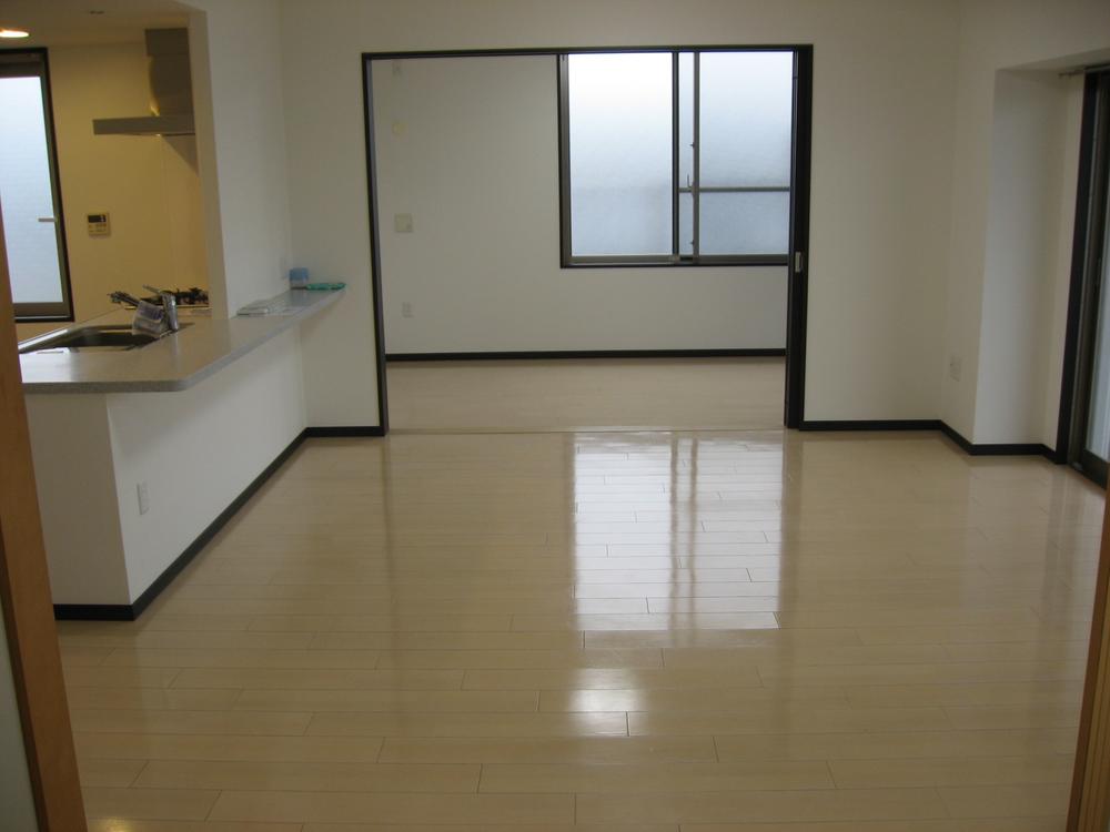 Living. Shooting from the 6-mat Japanese-style living and Tsuzukiai