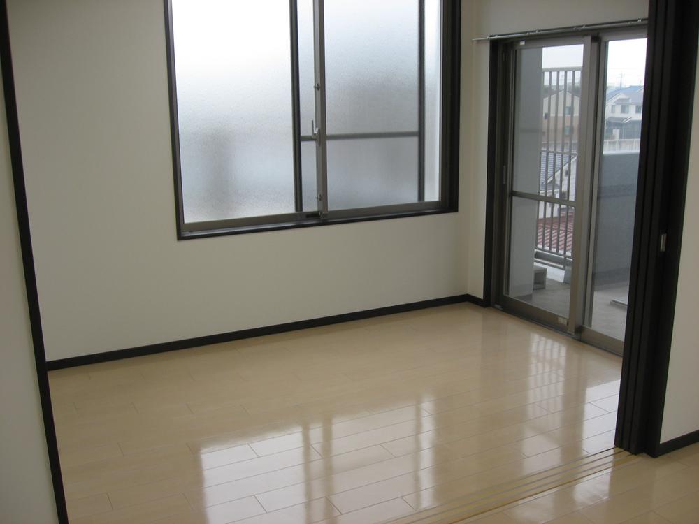 Non-living room. Western also has a 6-mat closet.