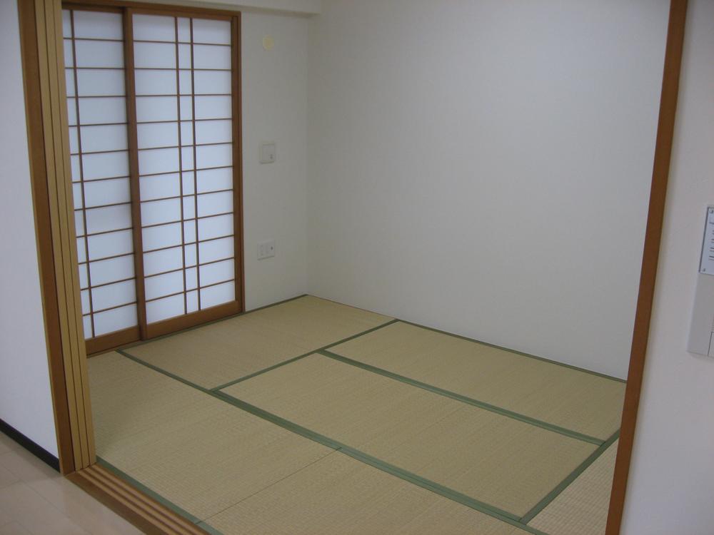 Non-living room. There is also of course a closet 6-mat Japanese-style room.