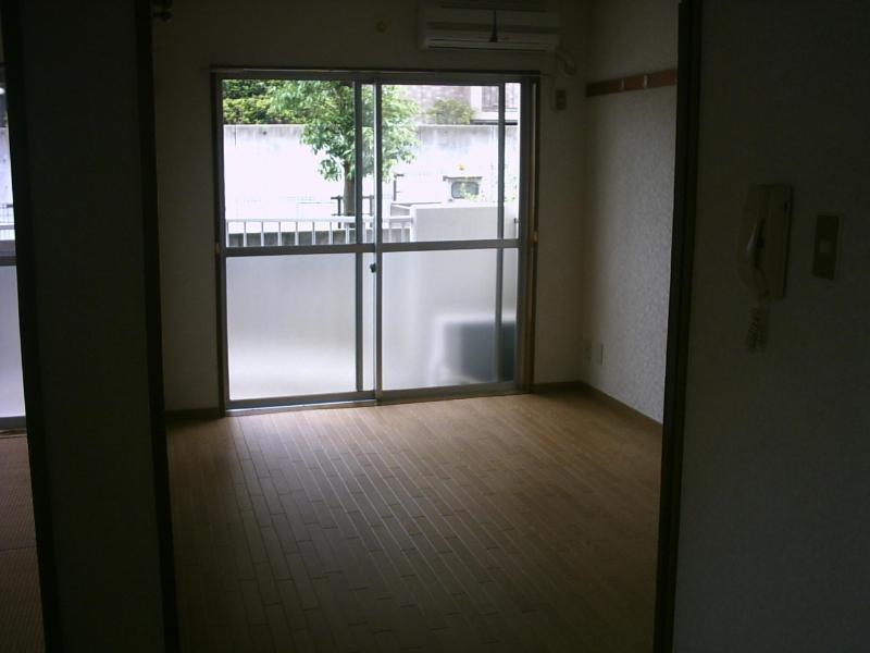 Living and room. Western-style is a 6-tatami rooms.