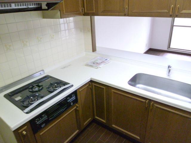 Kitchen. L-shaped counter kitchen. Longing is. 