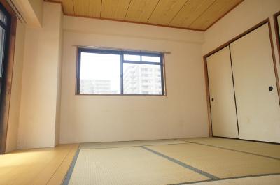 Living and room. Again Japanese-style room is calm!